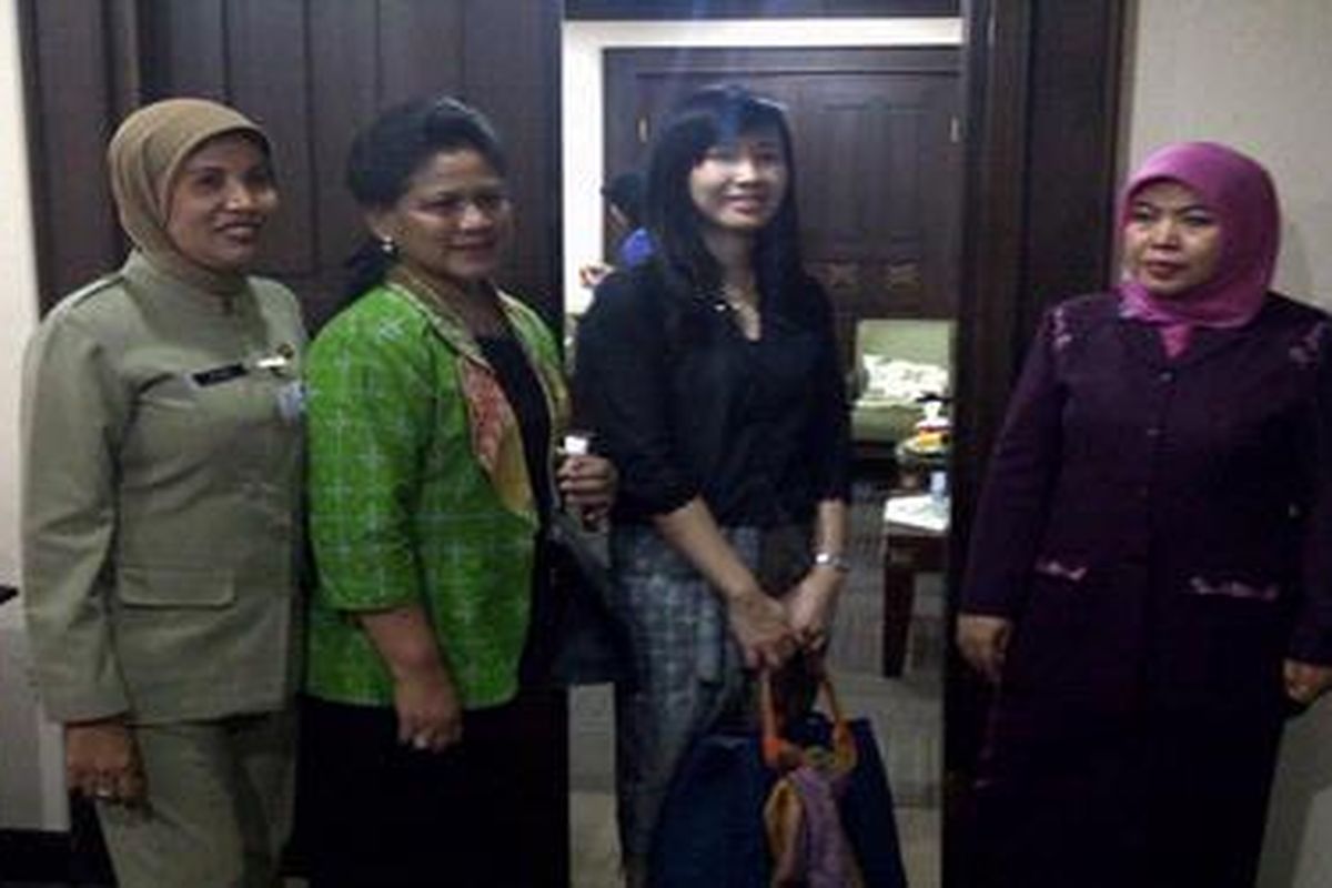 Ny Iriana Jokowi (berjas batik warna hijau) didampingi Veronica (berbusana hitam), berfoto dengan Ketua PKK Jakarta Pusat Rusmiyati dan PKK Senen Ny Asril, Selasa (23/10/2012). 