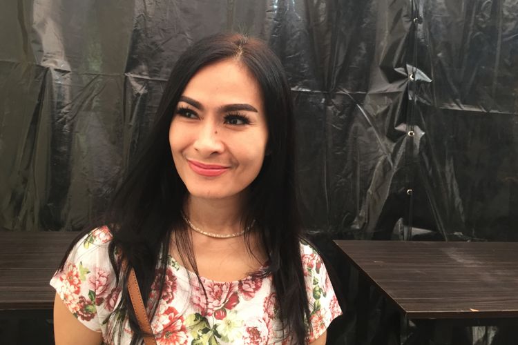 Iis Dahlia usai tampil di acara konser amal Gala Dana 100 Biduan 100 Hits Untuk Palu-Donggala di Lippo Mall Kemang, Jakarta Selatan, Jumat (5/10/2018).