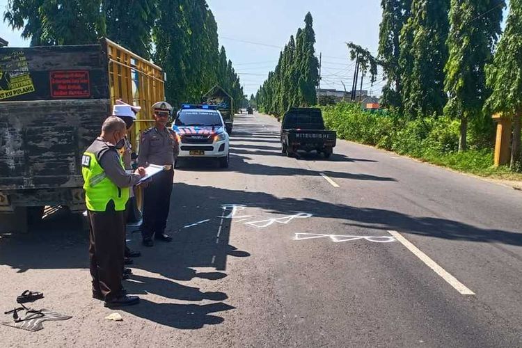 Petugas kepolisian melakukan olah kejadian kecelakaan yang mengakibatkan korban tewas di Jalan Soekarno-Hatta, Kabupaten Tuban, Rabu (29/6/2022).