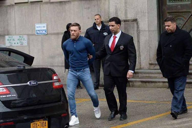 Conor McGregor digiring ke pengadilan oleh kepolisian Brooklyn, Jumat (06/04/2018)