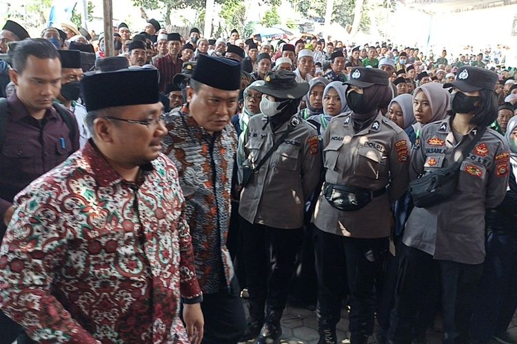 Menteri Agama (Menag) Yaqut Cholil Qoumas saat menghadiri saat Ulang Tahun (Ultah) Madrasah Nahdlatul Wathan Islamiyah Diniyah (NWDI) ke 88 di Desa Anjani, Lombok Timur, Minggu (29/10/2023).