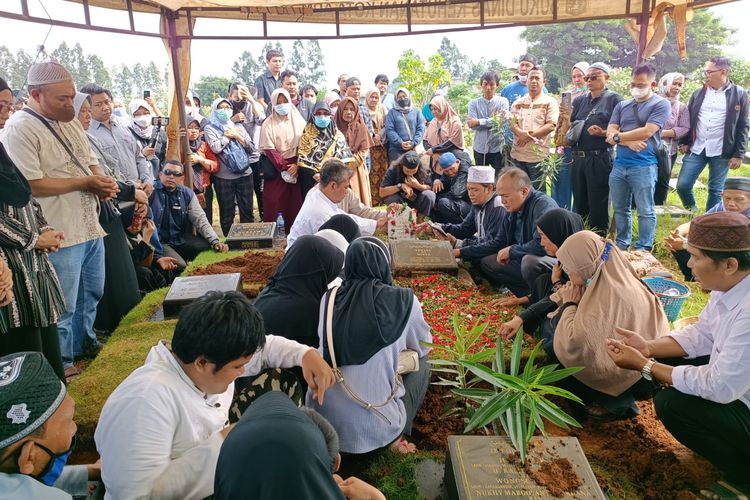 Prosesi pemakaman jenazah salah satu korban pembunuhan di Bekasi Utara, Yusi, berjalan dengan khidmat, Rabu (1/3/2023).