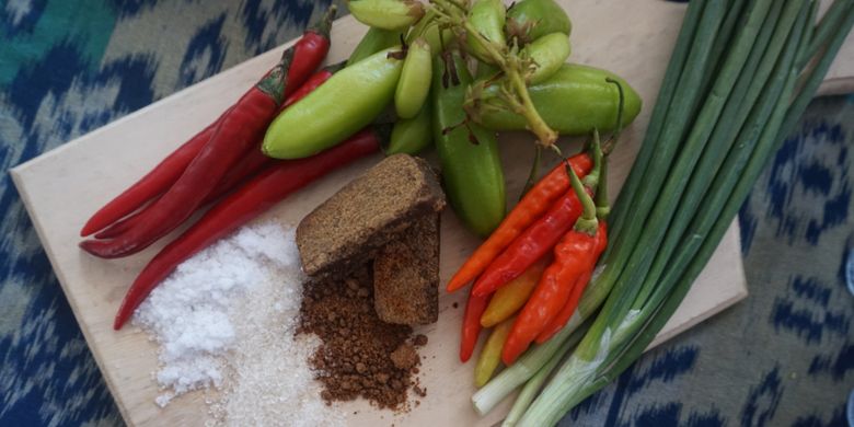 Bumbu yang digunakan untuk memasak ayam kesrut, kuliner khas Banyuwangi.