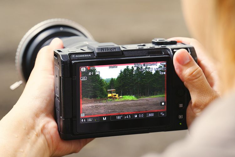 Ilustrasi merekam menggunakan Nikon ZR yang kini sudah mendukung codec (kemampuan mengompres data mentah pada video jadi format lebih kecil), dan menghadrkan warna grading khas Red. 