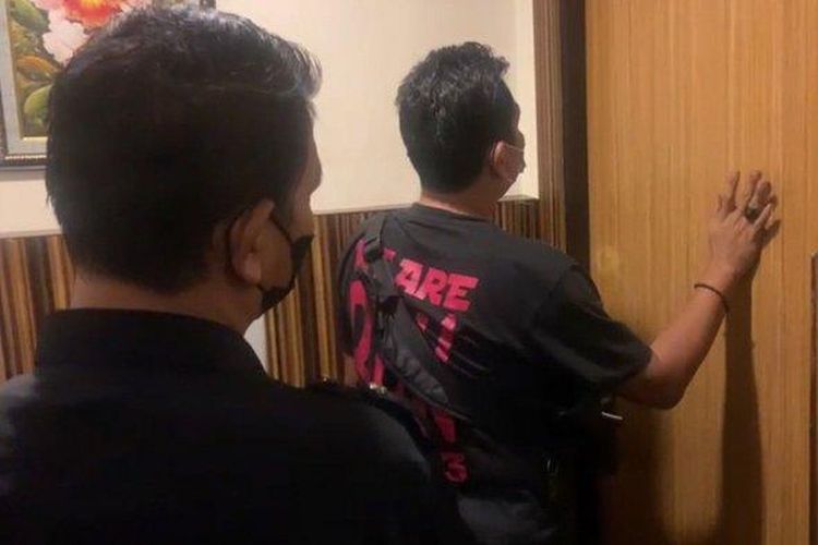 Tangkapan layar polisi berpura-pura menjadi room service saat mengungkap prostitusi gadis belia di salah satu hotel di Tanjung Priok, Jakarta Utara 