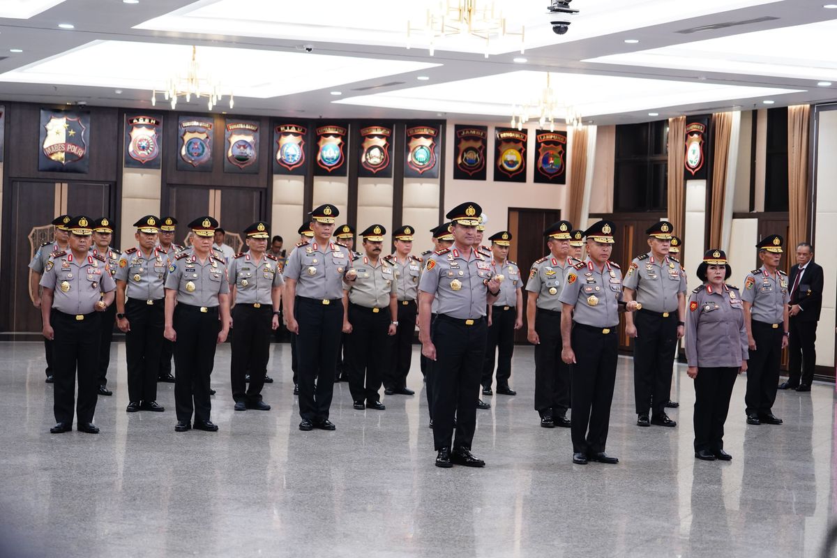 Kepala Badan Pemelihara Keamanan (Kabaharkam) Polri, Karyoto, dan Kepala Badan Narkotika Nasional (BNN), Suyudi Ario Seto, resmi menyandang pangkat Komisaris Jenderal (Komjen) Pol. Keduanya menjadi bagian dari 27 perwira tinggi (Pati) Polri yang mendapat kenaikan pangkat dalam upacara di Rupattama Mabes Polri, Jumat (12/9/2025). 