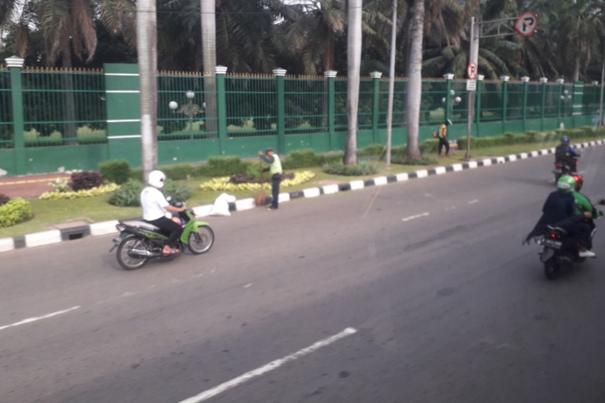 Lalu lintas di depan Gedung DPR/MPR, Senayan, terpantau lengang pada hari kedua cuti bersama, Selasa (12/6/2018).