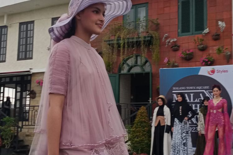 Karya sejumlah desainer dipamerkan pada Malang Fashion Runway