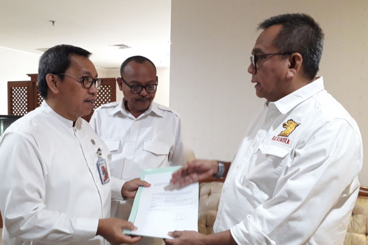 Wakil ketua DPRD Mohamad Taufik menyerahkan surat pengunduran diri Sandiaga Uno ke Sekwan DKI Jakarta, Jumat (10/8/2018)