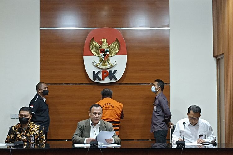 KPK menetapkan Bupati Mimika, Papua Eltinus Omaleng sebagai tersangka korupsi pembangunan Gereja Kingmi Mile 32, Kamis (8/9/2022).