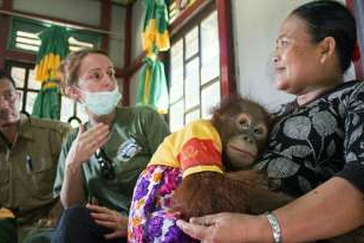 Direktur Program IAR Indonesia, Karmele Llano Sanchez saat berbincang dengan Ayu Puri, warga Desa Randau Jungkal yang memelihara Orangutan di Desa Randau Jungkal, Kecamatan Sandai, Kabupaten Ketapang (5/10/2016)