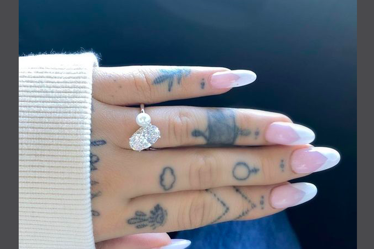 Penyanyi Ariana Grande memamerkan cincin pertunangannya dari Dalton Gomez yang bertahtakan berlian tanpa dan mutiara yang dilaporkan seharga 350.000 dollar AS atau setara dengan Rp 4,97 miliar.