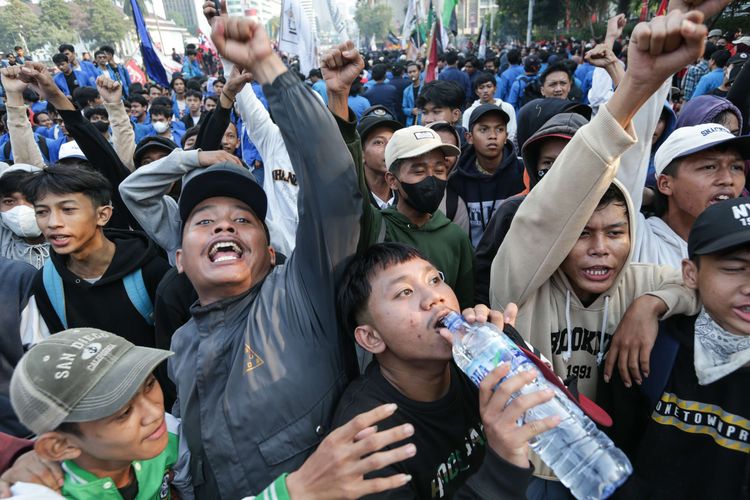 UMR Kabupaten Sukabumi relatif lebih tinggi apabila dibandingkan dengan UMR Kota Sukabumi. Namun secara umum, UMK Sukabumi atau UMR Sukabumi 2023 masih lebih besar daripada UMP Jawa Barat.