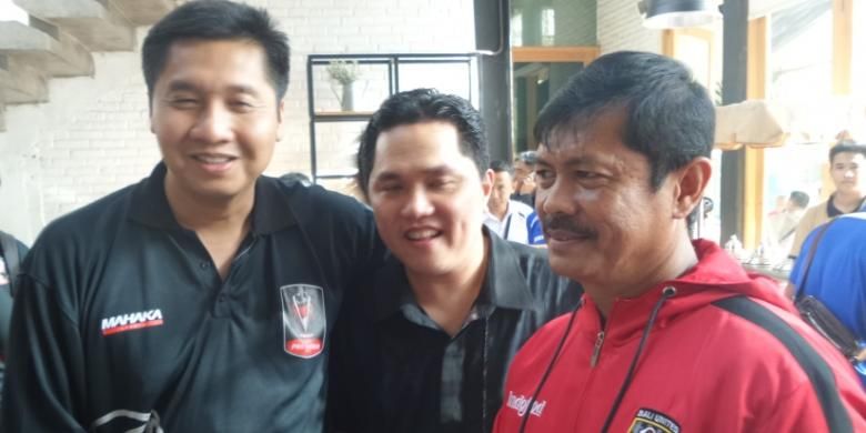 Pelatih Bali United, Indra Sjafri (kanan) bersama Ketua Organizing Committee Piala Presiden 2015, Erick Thohir (tengah) dan Ketua Steering Committee (SC) Piala Presiden, Maruarar Sirait (kiri).