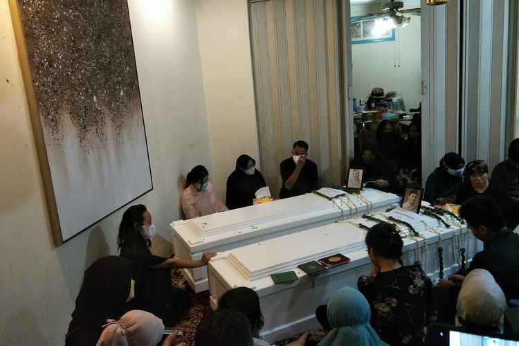Suasana rumah duka mendiang artis Vanessa Angel dan Febri Andriansyah, Jumat (5/11/2021)