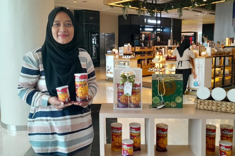 Hotifah, Owner Maipeh Food, UMKM Kentang Mustofa dengan produknya