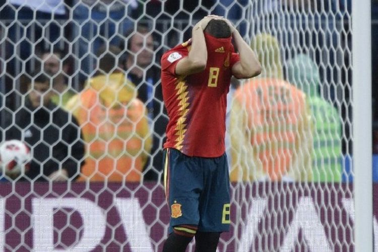 Gelandang Spanyol, Koke, menutupi wajahnnya dengan jersey seusai gagal menaklukkan kiper Rusia, Igor Akinfeev, dalam adu penalti pada babak 16 besar Piala Dunia 2018 di Stadion Luzhniki, 1 Juli 2018. 