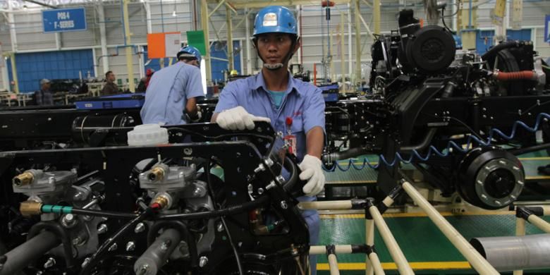 Pekerja merakit komponen mobil di pabrik baru Isuzu, di Karawang, Jawa Barat, Selasa (7/4/2015). Pabrik Isuzu Karawang Plant berlokasi di kawasan Suryacipta City of Industry ini memiliki kapasitas produksi 52 ribu unit per tahun dan dapat dikembangkan menjadi 80 ribu unit per tahun.