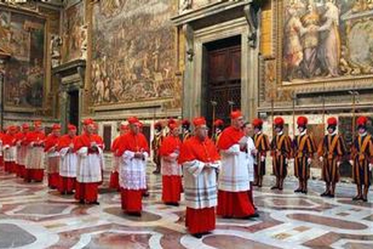 Foto ini diambil pada 18 April 2005, menampilkan para kardinal tengah memasuki Kapel Sistine, Vatikan untuk memulai sidang konklaf yang saat itu mencari pengganti Paus Yohanes Paulus II yang meninggal dunia. Konklaf pada 2005 akhirnya memilih Kardinal Joseph Ratzinger menjadi paus dengan gelar Benediktus XVI. Pada Selasa (12/3/2013), para kardinal kembali akan menggelar sidang konklaf, kali ini untuk mencari pengganti Benediktus XVI yang mengundurkan diri.