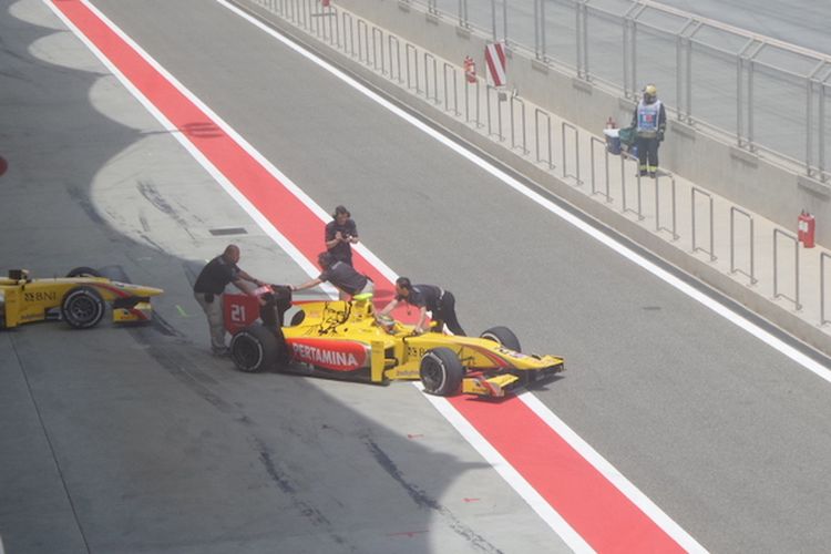 Pebalap Pertamina Arden asal Indoensia, Sean Gelael, keluar paddock pada sesi latihan bebas seri pertama Formula 2 2017 di Sirkuit Sakhir, Bahrain, Jumat (14/4/2017).