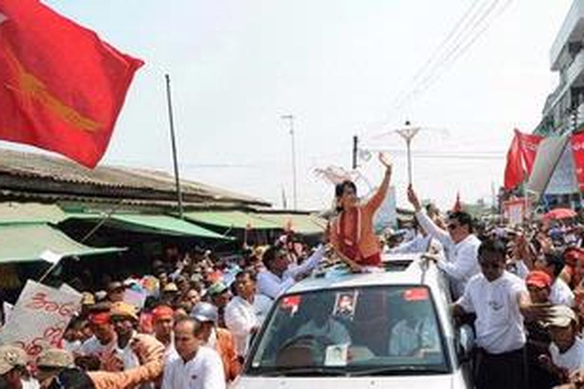 Pemimpin demokrasi Myanmar Aung San Suu Kyi menyambut pendukungnya di Pyar Pon, Myanmar, Jumat (17/2/2012).