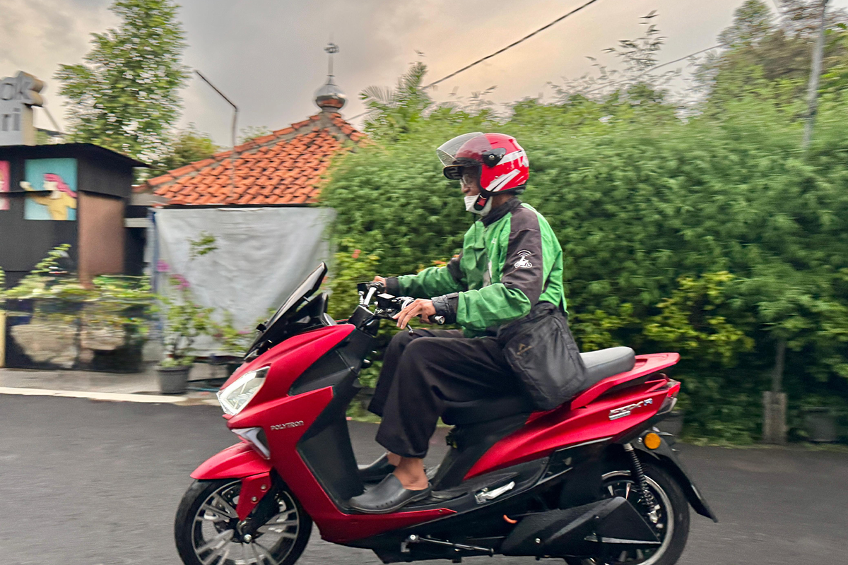 Polytron menyediakan program khusus pembelian motor listrik Polytron FOX-R bagi para mitra pengemudi Gojek. Program ini bertajuk ?Ngegojek Lebih Hemat, Kantong Lebih Sehat?. 