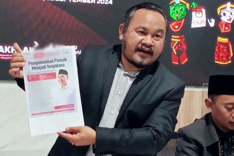 Ketua KPU Kota Malang, M Toyib saat memperlihatkan bukti dokumen pihak Abah Anton pernah mengumumkan sebagai terpidana. 