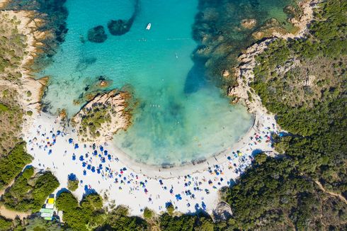 Ambil Pasir dari Pantai Italia, Pasangan Turis dari Perancis Terancam Dipenjara