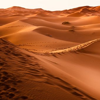 Gundukan pasir di gurun pasir yang terbentuk dari sedimentasi aeolis