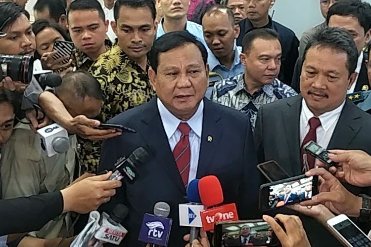 Menteri Pertahanan Prabowo Subianto memberikan keterangan sebelum rapat kerja dengan Komisi I di Kompleks Parlemen, Senayan, Jakarta, Senin (11/11/2019).