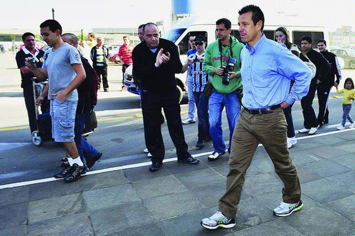 Pelatih tim nasional Brasil, Dunga, tiba di Bandara Salgado Filho International, Porto Alegre, selatan Brasil, Minggu (4/7). Federasi Sepak Bola Brasil (CBF) hari Minggu itu memecat Dunga dan stafnya seperti tertulis dalam situs web resmi CBF. Brasil menyerah 1-2 dari Belanda pada perempat final Piala Dunia.