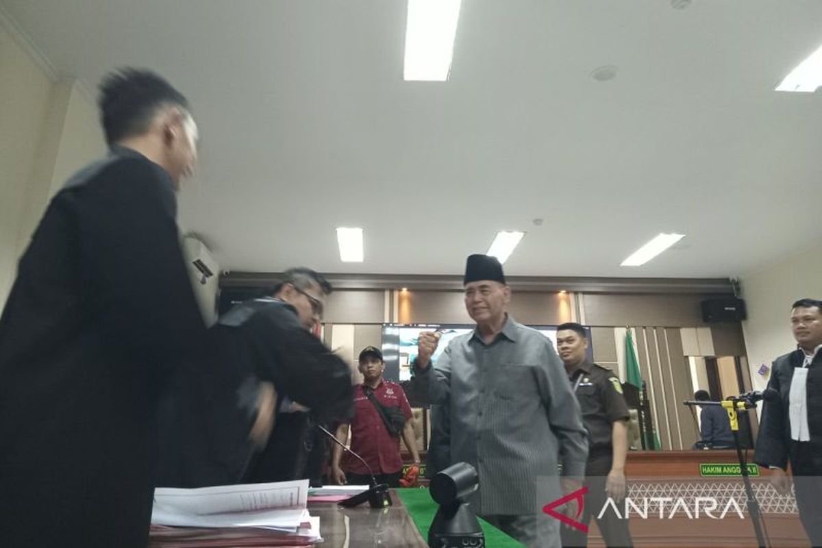 Panji Gumilang saat akan meninggalkan ruang persidangan di Pengadilan Negeri Indramayu, Jawa Barat, Rabu (8/11/2023). 