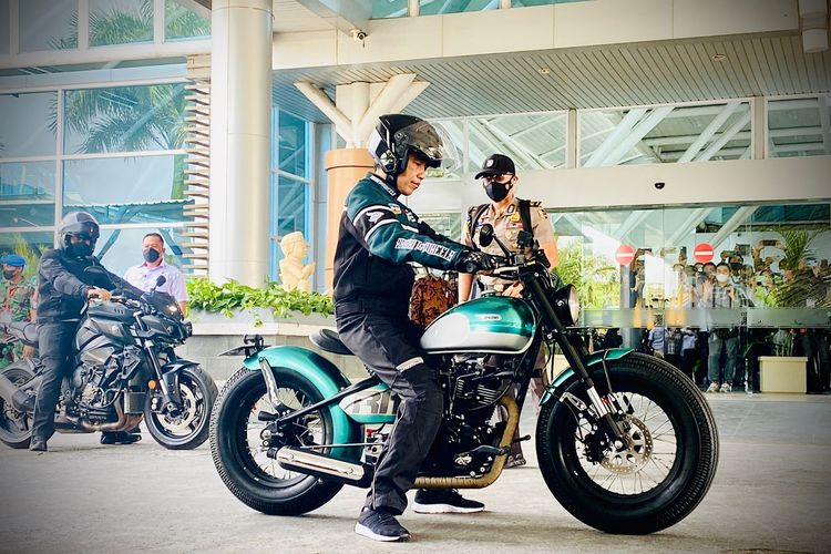 Presiden Jokowi mengendarai sepeda motor custom warna hijau metalik di Lombok, Kamis (13/1/2022) (Biro Pers Sekretariat Presiden)