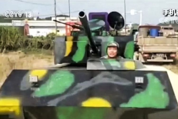 Huang saat mengemudikan tank hasil kreasinya di jalanan lokal.