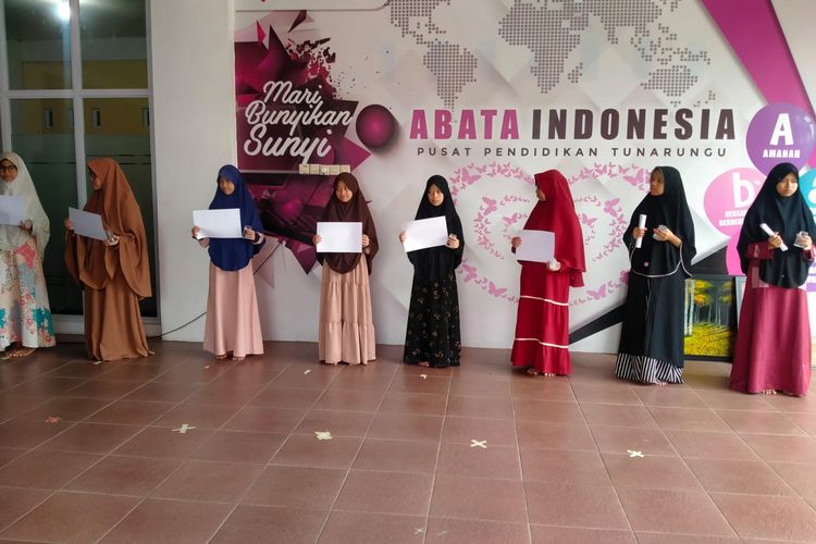 Pesantren khusus anak-anak berkebutuhan khusus (tuna rungu) Abata meluncurkan teknologi assistif yang membantu para santrinya melakukan aktivitas harian bersama seperti belajar dan berkomunikasi.