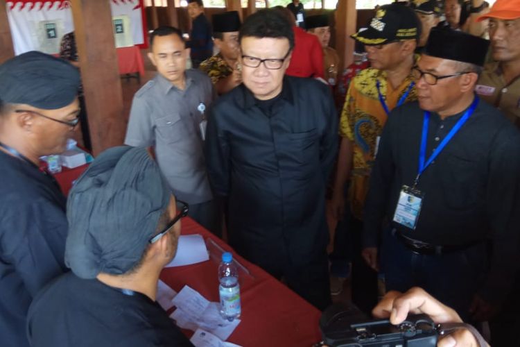 Menteri Dalam Negeri,  Tjahjo Kumolo didampingi Bupati Demak M Natsir,   saat memantau pemungutan suara di TPS 04 , Kelurahan Kadilangu,  Demak,  Rabu (27/6/2018)