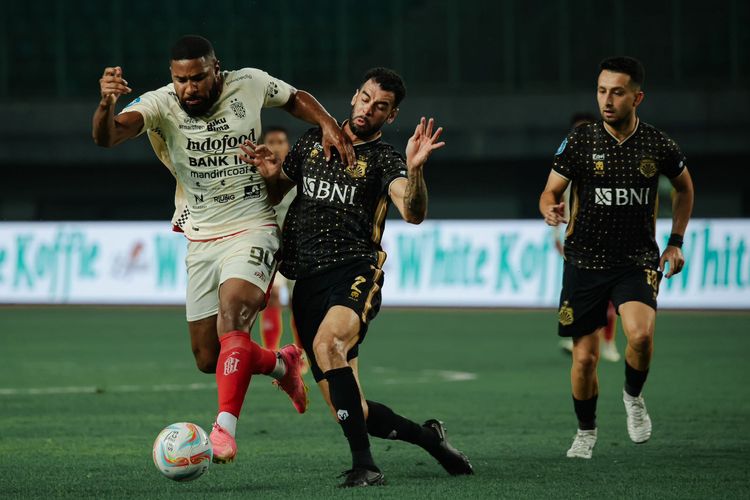 Aksi Jefferson Assis dalam laga pekan ke-15 Liga 1 2023-2024 antara Bhayangkara FC vs Bali United di Stadion Patriot Candrabhaga, Bekasi, Minggu (8/10/2023).