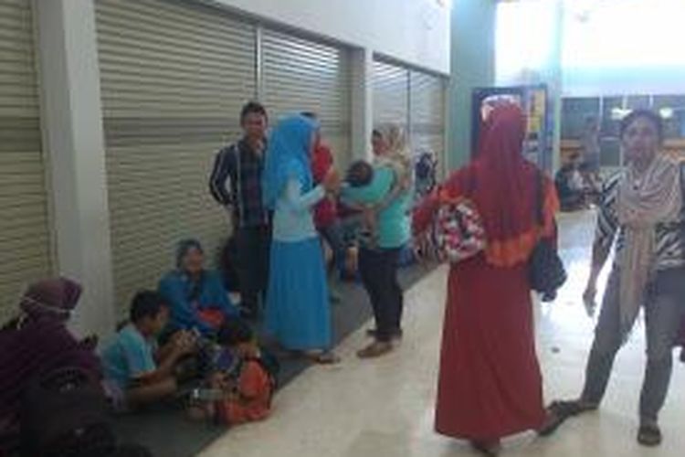 Bandara Internasional Lombok masih tutup, penumpang terlantar di area bandara.