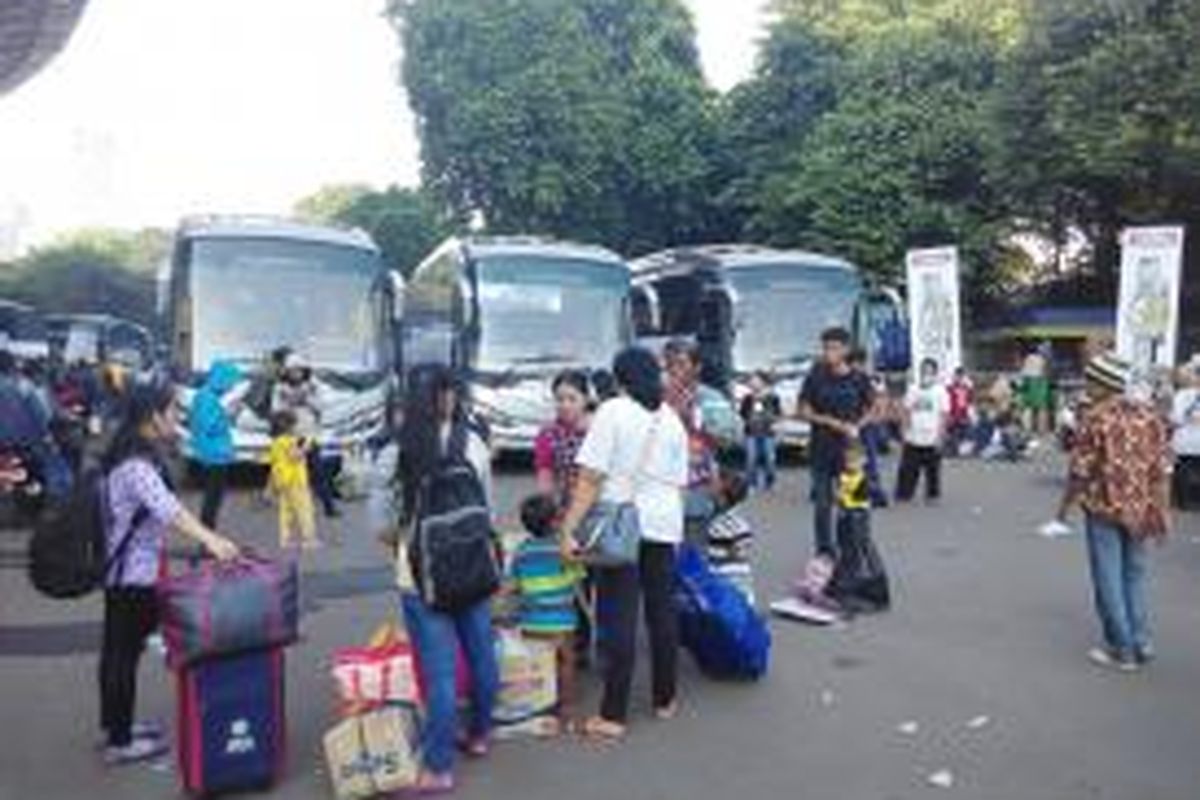 Calon pemudik menunggu keberangkatan Mudik bareng Indomaret di Plaza Barat Senayan, Selasa (14/7/2015) pagi