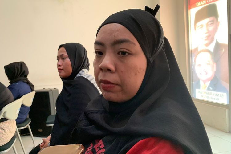 Linda (34) ibu rumah tangga asal Bandung Barat, menjadi salah satu dari 10 pekerja migran Indonesia (PMI) ilegal yang gagal diberangkatkan ke Arab Saudi oleh Imigrasi dan Polresta Bandara. Ditemui di Kota Tangerang, Selasa (16/5/2023), Linda menceritakan kisahnya, alasan tertarik dari PMI karena desakan ekonomi.
