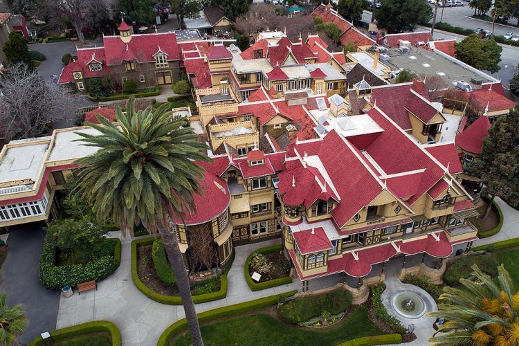 Winchester Mystery House tampak dari udara. 