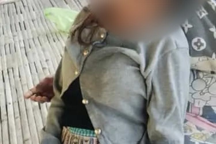 Seorang siswi kelas 3 SMA di Bangkalan jadi korban keracunan. Mulutnya mengeluarkan busa usai menenggak cairan pemutih pakaian.