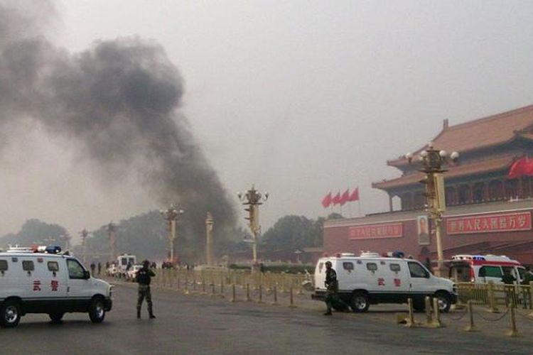 Asap mengepul dari lokasi sebuah mobil yang terbakar dan menabrak kerumunan orang di Lapangan Tiananmen, Beijing, Senin (28/10/2013). Polisi China menyebut warga minoritas Uighur dari Xinjiang terlibat dalam aksi ini.