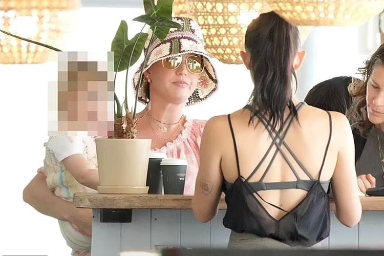 Katy Perry tertangkap kamera adu mulut dengan pelayan kafe di Australia.