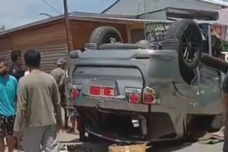 Kondisi mobil dinas Toyota Fortuner milik Asisten II Pemprov Sulbar usai menabrak mobil boks di Jalan Cik Ditiro, Mamuju, Sulbar, Kamis (29/9/2022).