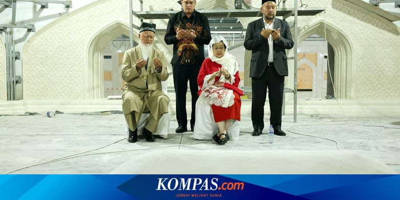 Saat Megawati Mengelap Matanya dengan Tisu di Tengah-tengah Ziarah ke Makam Imam Bukhari