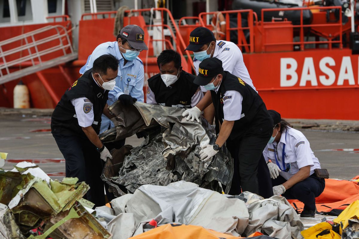 Petugas KNKT memeriksa bagian turbin pesawat Sriwijaya Air SJ 182 rute Jakarta - Pontianak yang jatuh di perairan Kepulauan Seribu di Posko SAR Sriwijaya Air, Dermaga JICT II, Tanjung Priok, Jakarta, Rabu (13/1/2021).