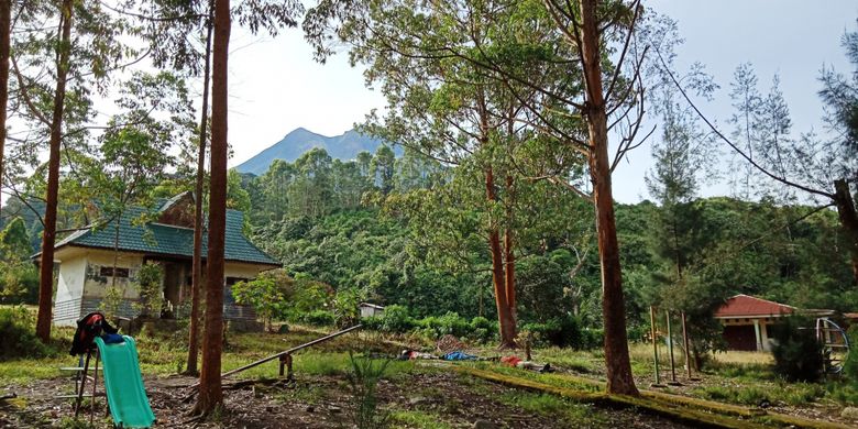 Fasilitas umum ala kadarnya yang rusak tak terawat. Danau Lau Kawar di Kabupaten Karo, Sumatera Utara menjadi kotor penuh sampah dan ilalang.