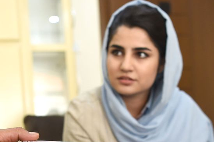 Anggota parlemen Afghanistan, Maryam Sama, mendukung gerakan menutut hak identitas para perempuan.