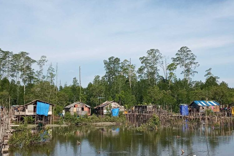 Perumahan warga yang berada di pinggir sungai dan laut di Kampung Poumako, Distrik Timika Timur, Kabupaten Mimika, Papua, Rabu (06/04/2022).